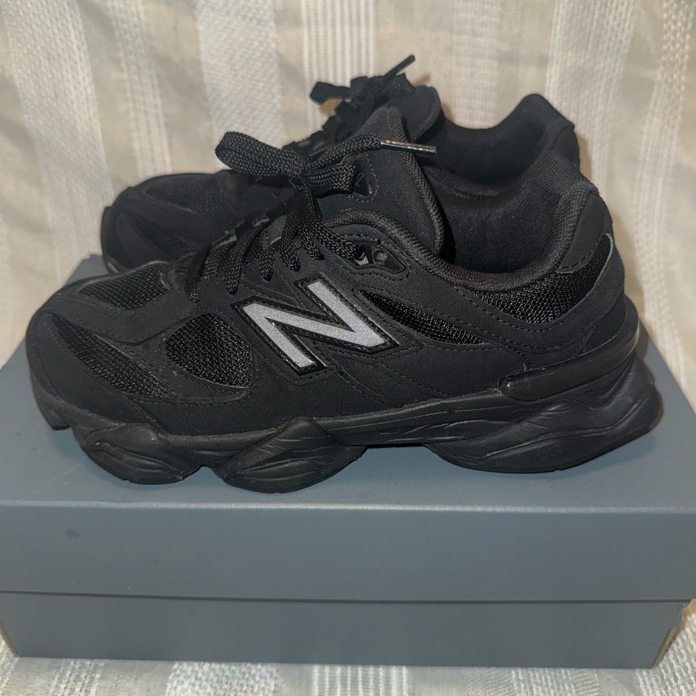 New Balance 9060 Sneakers Triple Black Youth 6.5 Women’s Size 8 - Picture 4 of 10